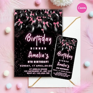 Op de afbeelding: Zwarte verjaardagsuitnodiging met roze accenten. Het heeft zwarte ballonnen met roze strikken. De uitnodiging luidt "Birthday Dinner Amelia's 8th Birthday!" met evenementdetails. Een smartphone toont een vergelijkbaar ontwerp.