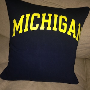 Housse de coussin 16" de l'Université du Michigan - Fabriquée à partir d'un t-shirt - Peut être personnalisée