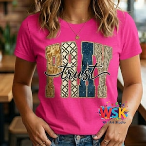 Op de afbeelding: Een set van drie keramische mokken met een gespikkelde, matte afwerking. De mokken zijn in crème, lichtgrijs en donkergrijs. Elke mok heeft een eenvoudig, minimalistisch ontwerp, perfect voor koffie of thee.