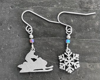 Pendientes de acero inoxidable con motonieve y copo de nieve de Close 2 UR Heart