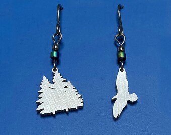 Pendientes de acero inoxidable con águila volando sobre un árbol