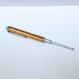 Interchangeable Inline Crochet Hook Kit with Chrome Finishes with Wood/Polyester Handle bild 1