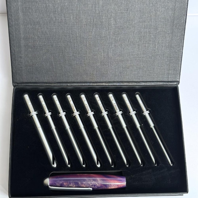 Interchangeable Inline Crochet Hook Kit with Chrome Finishes with Wood/Polyester Handle bild 7