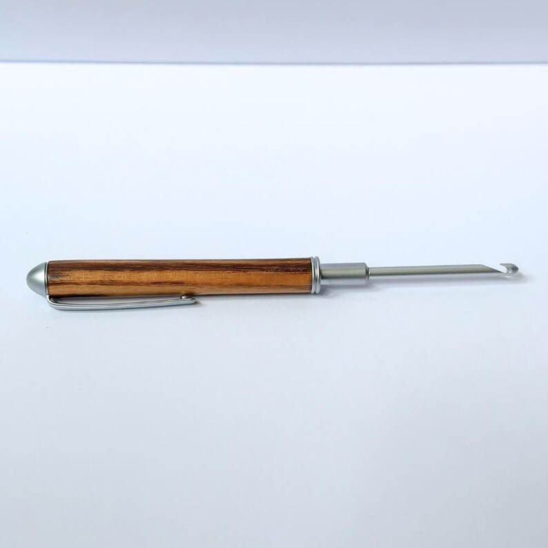Interchangeable Inline Crochet Hook Kit with Chrome Finishes with Wood/Polyester Handle bild 4