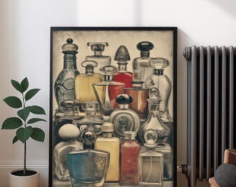 Può includere: Stampa incorniciata con una collezione di flaconi di profumo vintage di varie forme e colori. Le bottiglie sono disposte vicine, con vetro trasparente, ambrato, rosso e blu. L'opera d'arte è esposta su uno sfondo neutro.