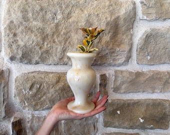 Jarrón de mármol color miel hecho a mano / Decoración de piedra de inspiración vintage