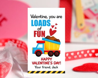 Puede incluir: Una tarjeta de San Valentín con un camión volquete de dibujos animados que transporta tierra. La tarjeta dice "Valentine, you are LOADS of FUN! HAPPY VALENTINE'S DAY!" y está firmada "Your friend, Jack."