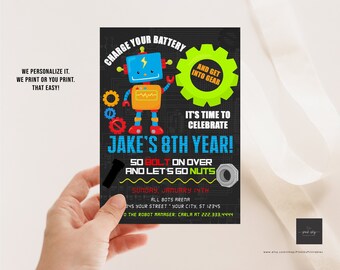 Puede incluir: Una invitación de fiesta de cumpleaños de robot negro y verde con un robot de dibujos animados sosteniendo un tornillo. La invitación dice "Carga tu batería y ponte en marcha. ¡Es hora de celebrar el octavo cumpleaños de Jake! ¡Así que ven y vamos a divertirnos!"