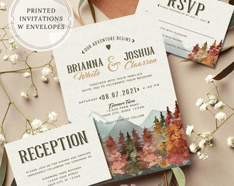 Puede incluir: Una invitación de boda con una ilustración de acuarela de una escena de bosque. La invitación es para Brianna White y Joshua Claassen, y su boda es el 7 de agosto de 2021 en Evermore Farm. La invitación incluye la dirección y la hora de la boda, así como la hora de la recepción.
