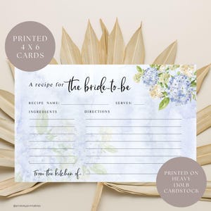 Könnte beinhalten: Rezeptkarte für die Braut, mit einem floralen Aquarelldesign in Blau und Grün. Die Karte ist auf schwerem 130lb Karton gedruckt und misst 10 x 15 cm. Enthält Platz für Rezeptname, Zutaten, Anweisungen und Portionen.