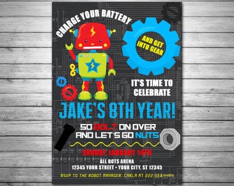Op de afbeelding: Een zwart-witte robot-verjaardagsuitnodiging met een illustratie van een rode, groene en gele robot. De uitnodiging luidt: "Laad je batterij op en kom in actie! Het is tijd om Jakes 8e verjaardag te vieren! Dus kom langs en we gaan los! Zondag 14 januari, All Bots Arena, 12345 Your Street, Your City, ST 12345. RSVP aan de robotmanager: Carla op 222.333.4444."