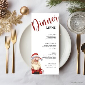 Puede incluir: Un menú de cena de Navidad imprimible con una ilustración de Papá Noel de dibujos animados. El menú incluye entrantes, plato principal, acompañamientos y postres. El texto dice "Dinner Menu" con la palabra "Dinner" en rojo.