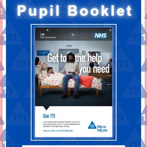 Op de afbeelding: Een blauw en wit NHS 111 campagne poster. De poster bevat de tekst "Pupil Booklet" en "Get to the help you need." De afbeelding toont een man en een kind in een ziekenhuisbed. De poster bevat ook de tekst "Use 111."