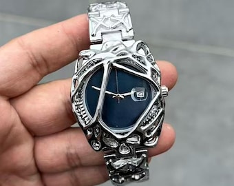 Orologio alieno biomeccanico: orologio scultoreo gotico futuristico