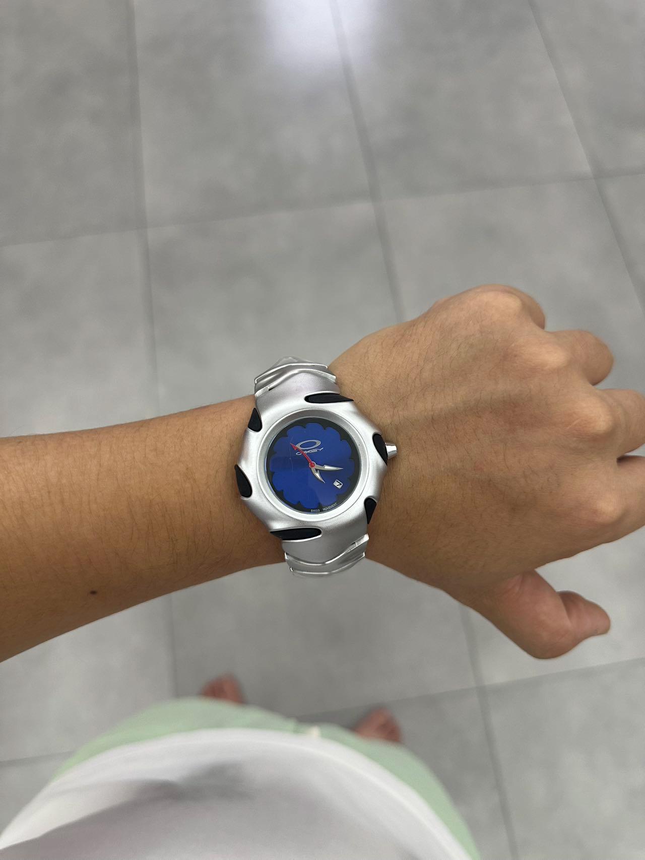 Oakley Crush Vintage Watch – Bold Blue Dial, Futuristic Design