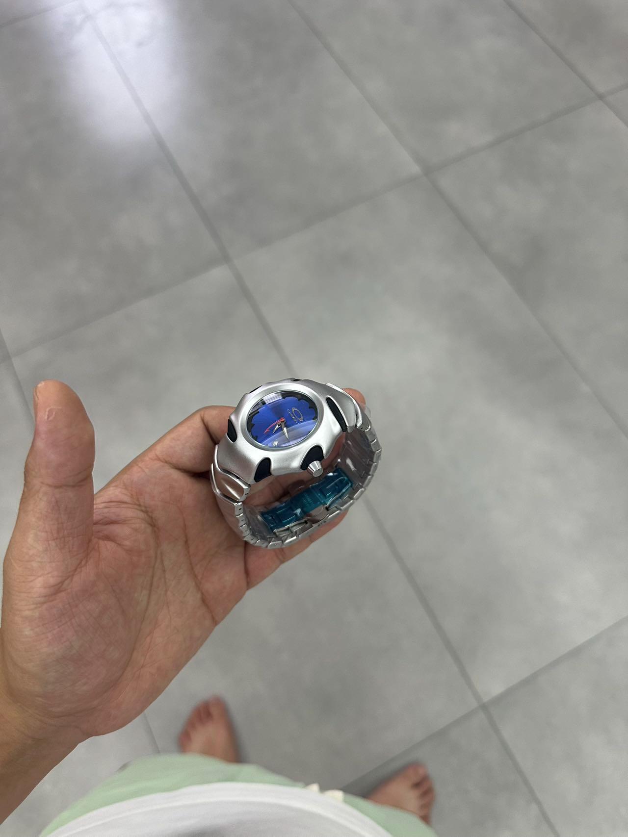 Oakley Crush Vintage Watch – Bold Blue Dial, Futuristic Design