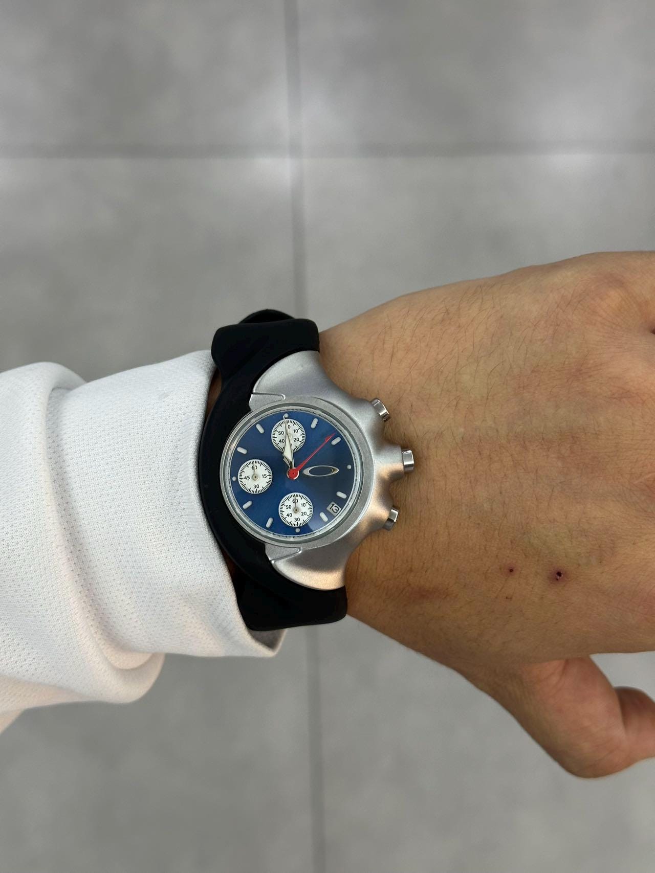 OAKLEY DETONATOR　ブルー　 希少　腕時計 Sport Chronograph Watch Oakley With Blue Dial – Futuristic