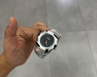 オークリー タイムボム ウォッチ – 象徴的な未来的デザイン、希少な オークリー タイムボム ウォッチ – 象徴的な未来的デザイン、希少な