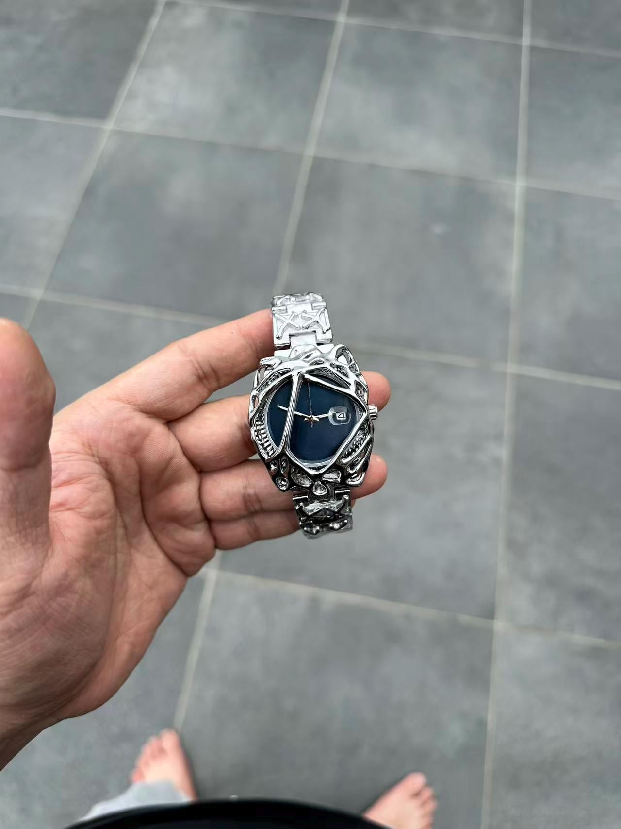 バイオメカニカルエイリアンウォッチ - 未来的なゴシック彫刻時計