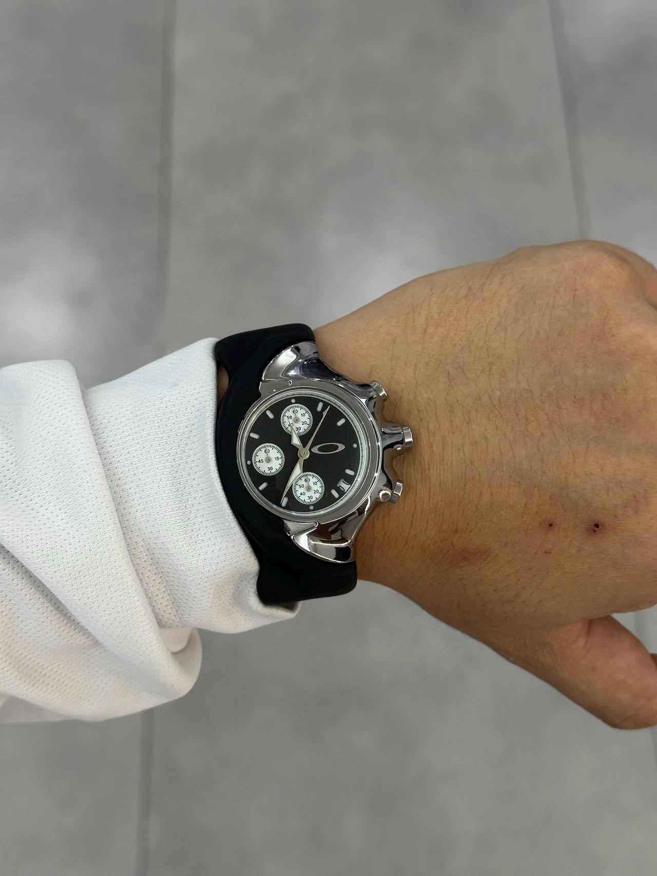 Oakley Detonator Sport Chronograph Watch – Black Dial, Silicone