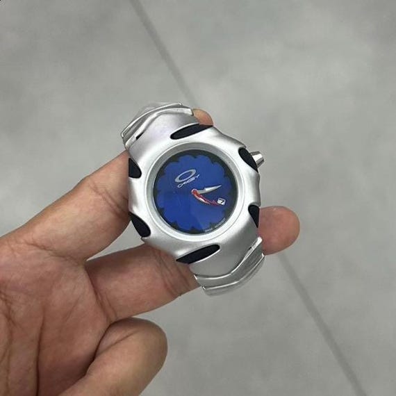 Oakley Crush Vintage Watch – Bold Blue Dial, Futuristic Design