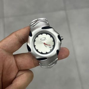 Oakley Timebomb Style Watch – Futuristic Silver Design with Sculpted Case