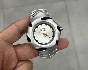 Oakley Timebomb Style Armbanduhr - futuristisches Silberdesign mit gewölbtem Gehäuse