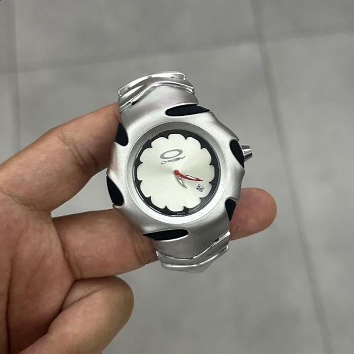 Oakley Timebomb Style Watch – Futuristic Silver Design With