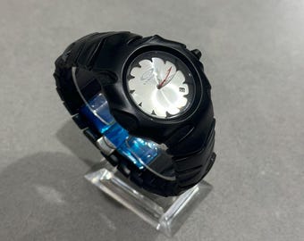 オークリーのタイムボムにインスパイアされた未来的な自動巻き時計