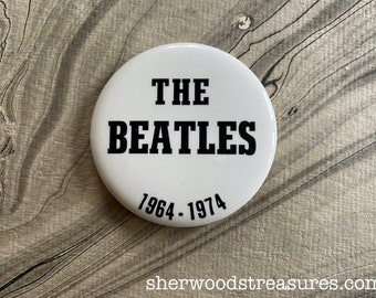 The Beatles 1964-1974 Pinback Button Original Un des 500 1974 2 1/8 Marshall Levin Collection