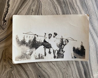 Vintage Schnappschuss Foto Zwei Frauen auf einem Felsen und zwei nicht Original Fotografie 3 1/2" x 5 1/2"