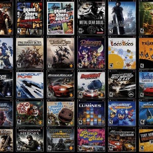 Może przedstawiać: Kolekcja czterdziestu ośmiu prostokątnych pudełek z grami na PlayStation Portable ułożonych w siatkę. Każde pudełko zawiera unikalną grafikę okładkową z różnymi tytułami, takimi jak God of War, Grand Theft Auto, Metal Gear Solid i Final Fantasy.