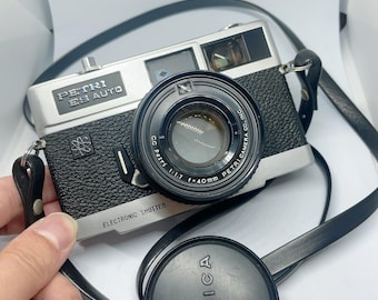 1970年代のヴィンテージ Petri FT 35 mm フィルムカメラ（革製ケース