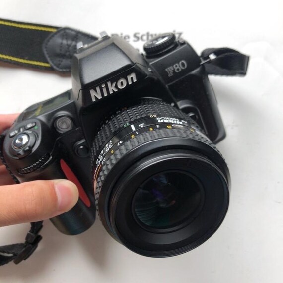 Cámara Nikon F80 de 35 mm: SLR con enfoque automático y montura