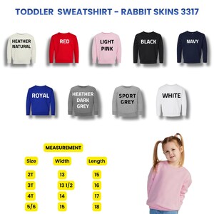 Op de afbeelding: Een selectie van peuter sweatshirts in verschillende kleuren, waaronder heather natural, rood, lichtroze, zwart, marine, royal, heather dark grey, sport grey en wit. Afmetingen worden gegeven voor maten 2T tot 5/6, met breedtes van 33 tot 38 cm en lengtes van 38 tot 46 cm.