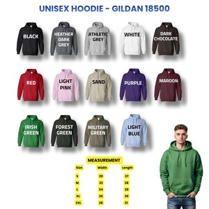 Op de afbeelding: Een selectie van Gildan 18500 unisex hoodies in diverse kleuren, waaronder zwart, rood en lichtblauw. De afbeelding toont een maattabel met maten van S tot 2XL, met breedtes van 51 tot 71 cm en lengtes van 69 tot 79 cm. De tekst "UNISEX HOODIE - GILDAN 18500" staat bovenaan.