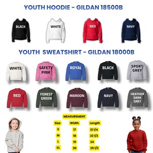Op de afbeelding: Een productpresentatie met hoodies en sweatshirts voor jongeren in verschillende kleuren, waaronder zwart, wit, rood en marineblauw. De afbeelding toont ook de afmetingen van de kleding.