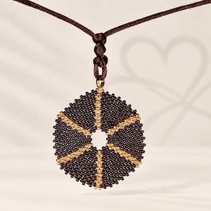 Colgante Miyuki Redondo Hecho a Mano - Joyería Geométrica con Cuentas Galvanizadas en Oro - Collar Boho Regalo para Ella - Hecho en España