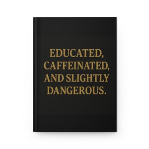 Op de afbeelding: Een zwart notitieboek met gouden tekst die "Opleiding, cafeïne en licht gevaarlijk" zegt.