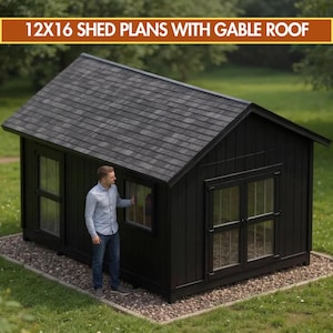 Puede incluir: Un cobertizo negro con techo a dos aguas, ventanas y puertas. El cobertizo está sobre una base de grava y rodeado de hierba. El texto "12x16 Shed Plans with Gable Roof" se muestra en la parte superior de la imagen.
