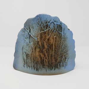 Może przedstawiać: Ceramiczny wazon z niebieską i brązową glazurą, przedstawiający fakturowany wzór drzew i gałęzi.