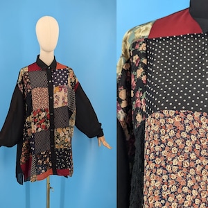 Puede incluir: Una camisa negra de manga larga con un diseño de patchwork que presenta patrones florales, lunares y una tela de cuadros rojos y negros. La camisa tiene un frente abotonado y mangas largas.