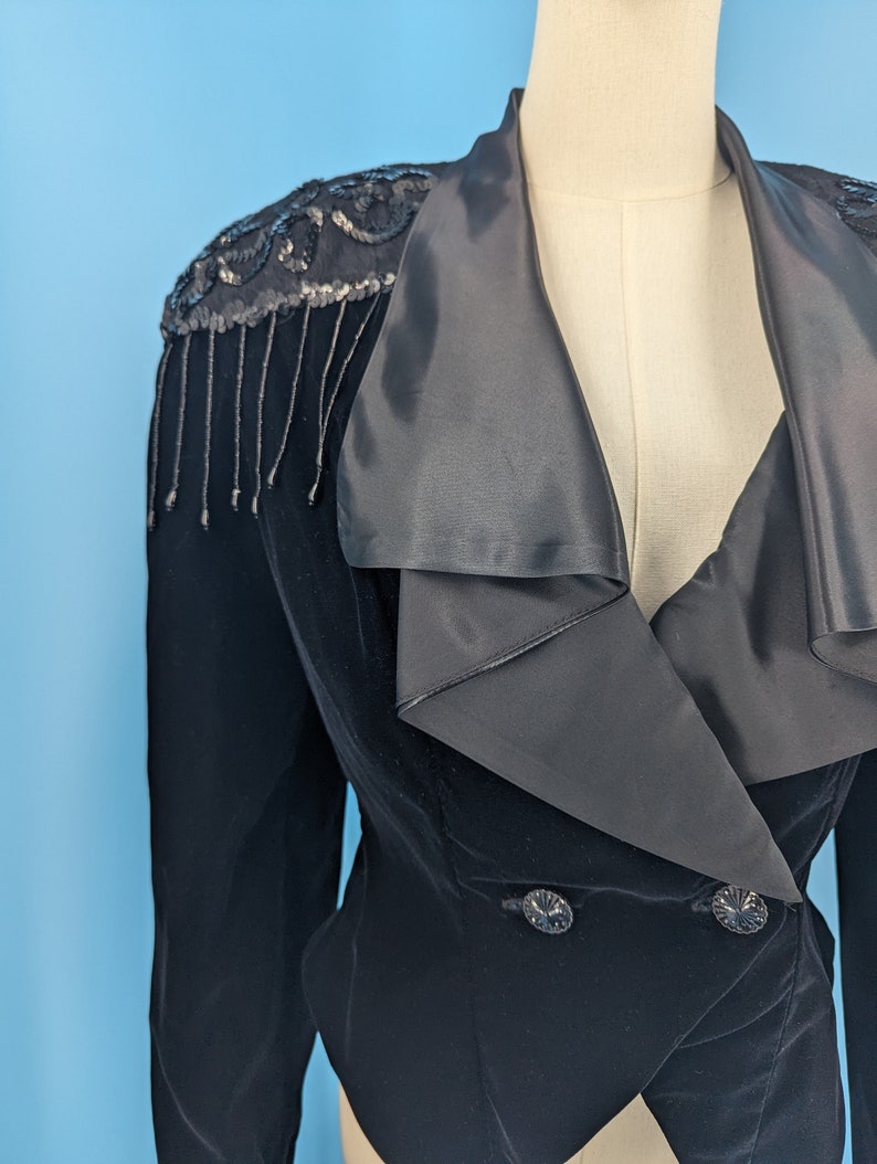 Vintage 80s Black Velvet Cropped and Fitted Western Tuxedo Jacket with Broad Shoulders and Beaded Trim Size 9 image 2