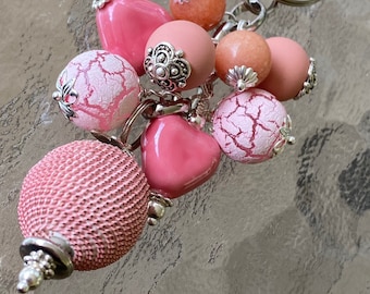 Llavero con cuentas de corazón rosa craquelado / Charm para bolso / Llavero / Llavero para bolso / Adorno para bolso / Charm para bolso / Joya para bolso