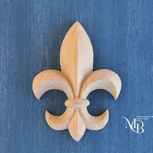 Handcrafted Fleur de Lis Wooden Onlay: Luxury Home Decor