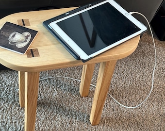 Mesa lateral artesanal em freixo americano com detalhes em nogueira – 43 cm de altura