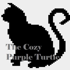 Puede incluir: Silueta negra pixelada de un gato con la cola enroscada. El texto "The Cozy Purple Turtle" está en gris debajo del gato. El gato está sentado, mirando hacia la izquierda, sobre un fondo blanco.