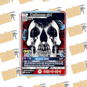 Könnte beinhalten: Eine individuelle Sammelkarte mit einem schwarz-weißen Schädel-Design und roten und blauen Rosen. Die Karte trägt die Aufschrift "Deftones GX" und enthält Songtitel und Zeiten. Die Karte hat einen Spotify-Code und den Text "Custom Cards by Horus".