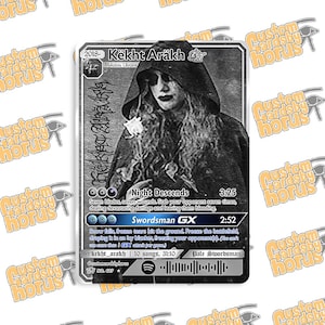 Könnte beinhalten: Eine schwarz-weiße Sammelkarte mit einer Person in einer Kapuze. Die Karte enthält Text wie "Këkht Aräkh", "Night Descends" und "Swordsman GX". Die Karte hat auch einen Spotify-Code und den Text "10 Songs, 31:10".