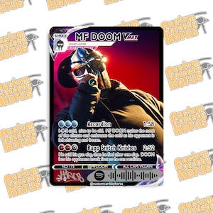Op de afbeelding: Een aangepaste ruilkaart met MF DOOM. De kaart heeft een zwarte rand en een portret van MF DOOM met zijn kenmerkende masker. De kaart bevat tekst zoals "VMAX", "Accordion" en "Rapp Snitch Knishes".